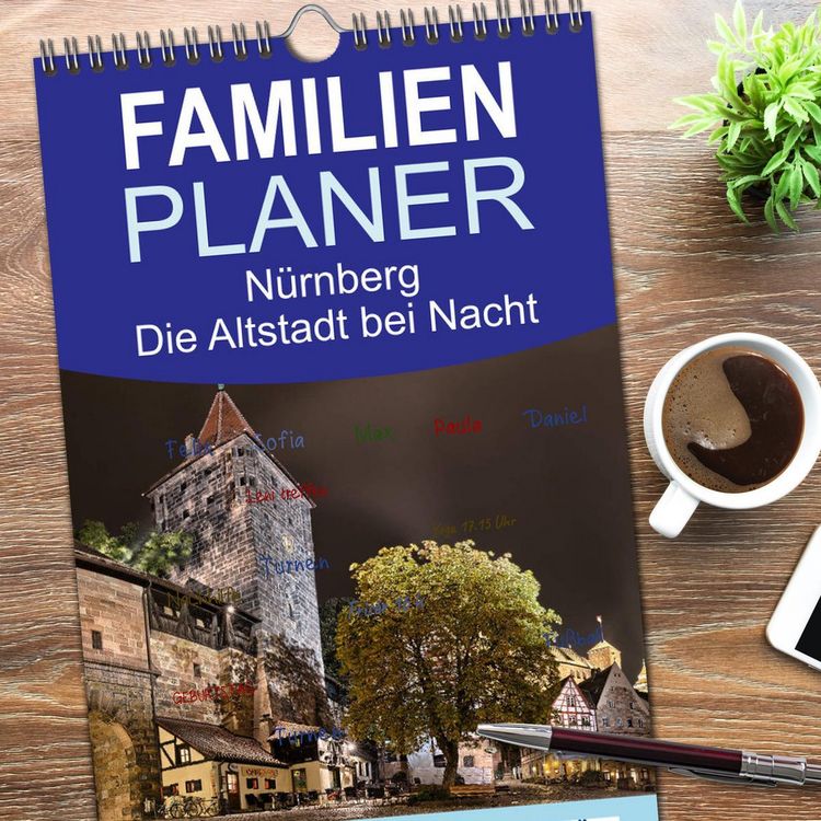 Produktbild: Familienplaner 2026 - N&uuml;rnberg - Die Altstadt bei Nacht mit 5 Spalten (Wandkalender, 21 x 45 cm) CALVENDO