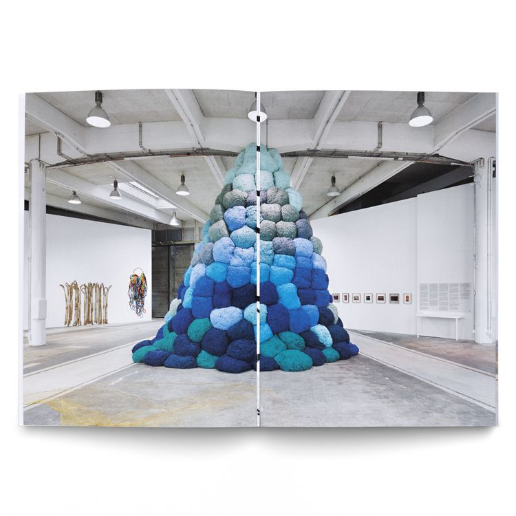 Produktbild: Sheila Hicks. a little bit of a lot of things