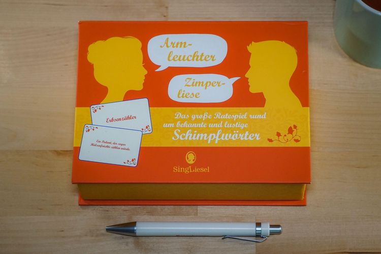 Produktbild: Fast vergessene Schimpfw&ouml;rter. Das lustige Quiz-Spiel f&uuml;r Senioren. Auch mit Demenz. Spiele-Box mit 100 Karten