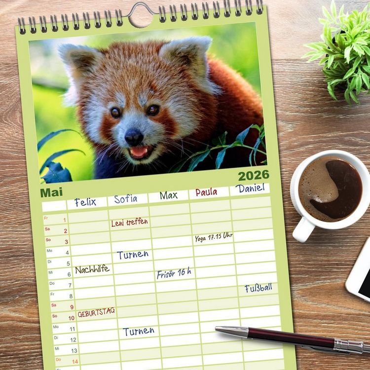 Produktbild: Familienplaner 2026 - Kleiner Panda mit 5 Spalten (Wandkalender, 21 x 45 cm) CALVENDO