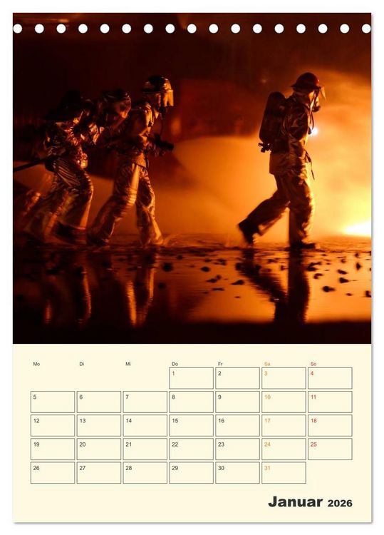Produktbild: Feuerwehr - Warten auf den n&auml;chsten Einsatz (Tischkalender 2026 DIN A5 hoch), CALVENDO Monatskalender