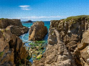 Produktbild: CALVENDO Puzzle Blick an der Felsk&uuml;ste auf ein blau und gr&uuml;n schimmerndes Wasser | 1000 Teile Lege-Gr&ouml;&szlig;e 64x48cm Foto-Puzzle f&uuml;r gl&uuml;ckliche Stunden
