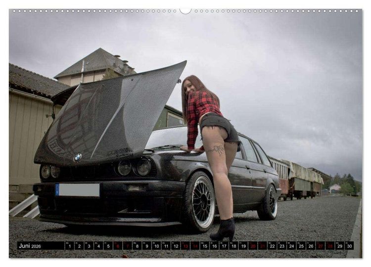 Produktbild: Hei&szlig;e Frauen und schnelle Autos (hochwertiger Premium Wandkalender 2026 DIN A2 quer), Kunstdruck in Hochglanz