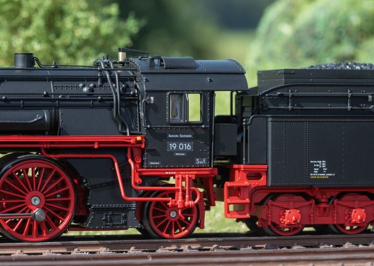 Produktbild: M&auml;rklin 038190 H0 Dampflok 19 016 DR/DDR
