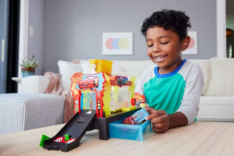 Produktbild: Disney Pixar Cars Autowaschanlagen-Spielset f&uuml;r Rennwagen und Lightning McQueen mit Farbwechseleffekt