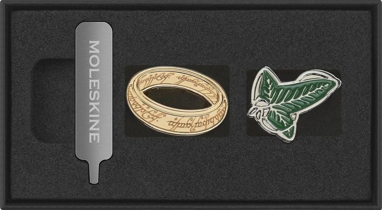 Produktbild: Moleskine Der Herr der Ringe Premium Box, Notizbuch L/A5, liniert, fester Einband, Kaweco Gelroller, der Herr der Ringe Pins (2er-Set), wiederverwendbare thematische Box
