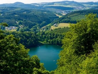 Produktbild: CALVENDO Puzzle Gem&uuml;ndener Maar | 1000 Teile Lege-Gr&ouml;&szlig;e 64x48cm Foto-Puzzle f&uuml;r gl&uuml;ckliche Stunden
