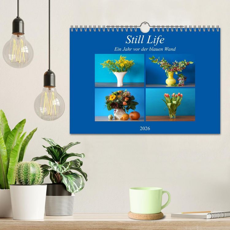 Produktbild: Still Life - Blumen vor der blauen Wand (Wandkalender 2026 DIN A4 quer), CALVENDO Monatskalender