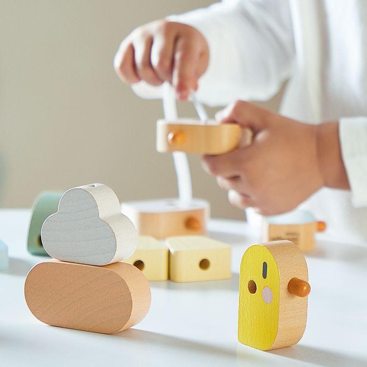Produktbild: Holz-F&auml;delspiel mit V&ouml;geln & Wolken &ndash; Motorikspielzeug ab 2 Jahren