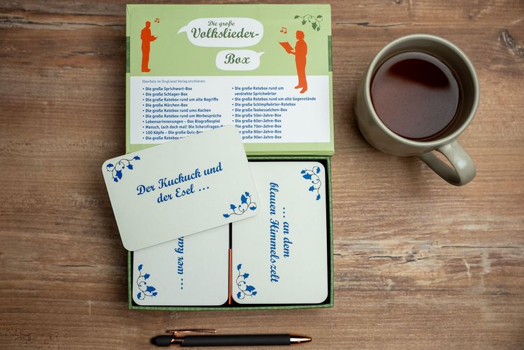 Produktbild: Die gro&szlig;e Volkslieder-Quiz-Box f&uuml;r Senioren. Das Spiel rund um bekannte Volkslieder f&uuml;r Senioren. Auch mit Demenz. Spiele Box mit 100 Karten.