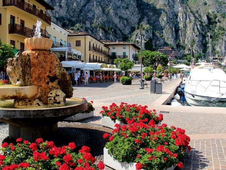 Produktbild: CALVENDO Puzzle Altstadt von Limone sul Garda | 1000 Teile Lege-Gr&ouml;&szlig;e 64x48cm Foto-Puzzle f&uuml;r gl&uuml;ckliche Stunden