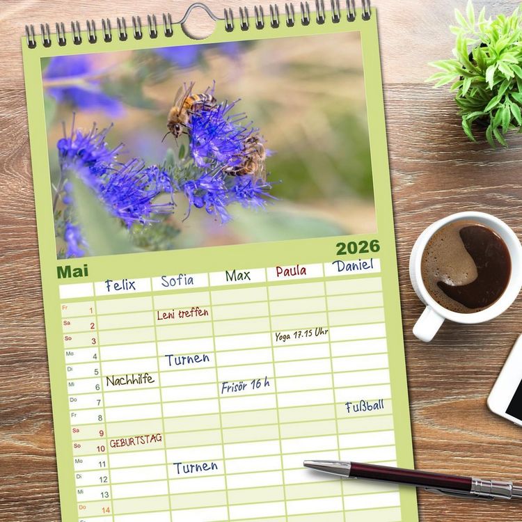 Produktbild: Familienplaner 2026 - Die Wunderwelt der Biene mit 5 Spalten (Wandkalender, 21 x 45 cm) CALVENDO