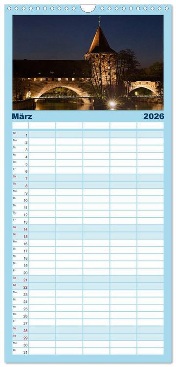 Produktbild: Familienplaner 2026 - N&uuml;rnberg - Die Altstadt bei Nacht mit 5 Spalten (Wandkalender, 21 x 45 cm) CALVENDO