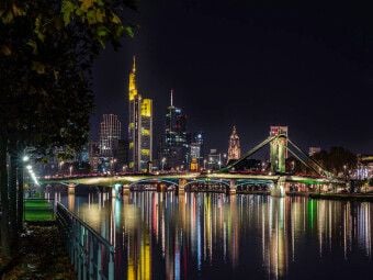 Produktbild: CALVENDO Puzzle Die Frankfurter Skyline bei Nacht | 1000 Teile Lege-Gr&ouml;&szlig;e 64 &times; 48 cm Foto-Puzzle f&uuml;r gl&uuml;ckliche Stunden