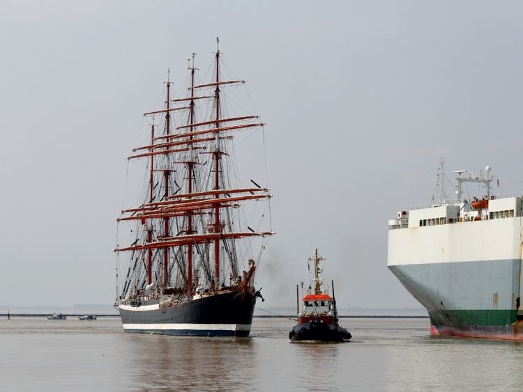 Produktbild: CALVENDO Puzzle Viermastbark Sedov l&auml;uft in den Emder Hafen ein | 1000 Teile Lege-Gr&ouml;&szlig;e 64x48cm Foto-Puzzle f&uuml;r gl&uuml;ckliche Stunden