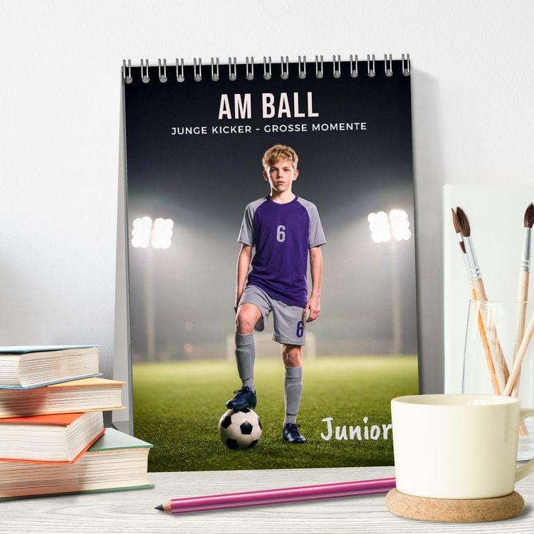 Produktbild: Am Ball Junior - Junge Kicker - Gro&szlig;e Momente (Tischkalender 2027 DIN A5 hoch), CALVENDO Monatskalender