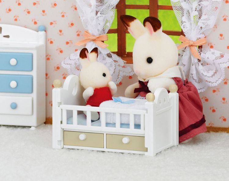 Produktbild: Sylvanian Families 5017 - Schokoladenhasen Baby mit Babybett