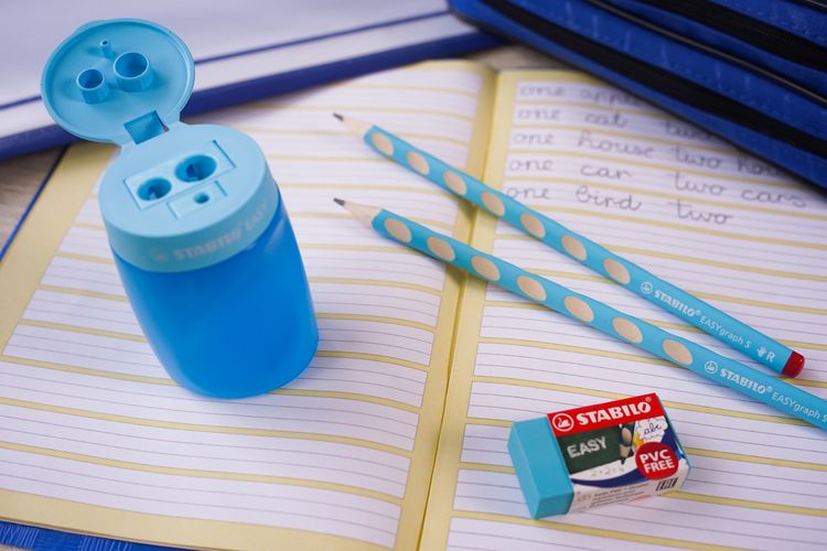 STABILO EASYgraph Schul-Set Spitzer+Radierer+2 Bleistifte für Rechtshänder