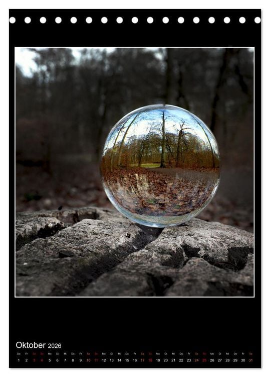 Produktbild: Momente aus Glas &ndash; Glaskugelfotografie (Tischkalender 2026 DIN A5 hoch), CALVENDO Monatskalender