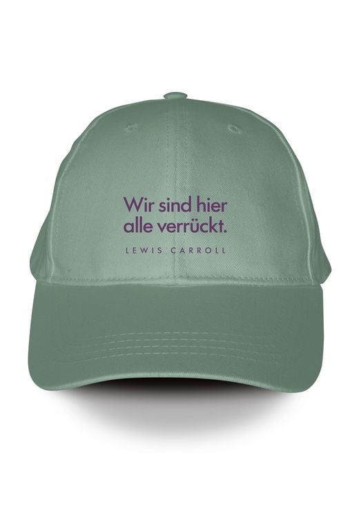 Produktbild: Salbeigr&uuml;ne Penguin Klassiker Cap mit lila gestickter Schrift. &raquo;Wir sind hier alle verr&uuml;ckt.&laquo; Lewis Carroll