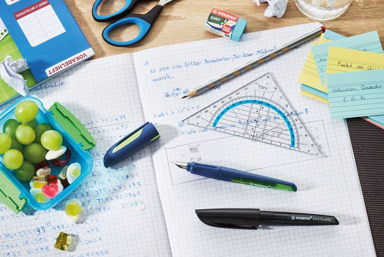 Produktbild: STABILO Schulf&uuml;ller mit Standard-Feder M -   EASYbuddy Twilight Sky in stahlblau/limette - Schreibfarbe blau (l&ouml;schbar) - Einzelstift - inkl. Patrone
