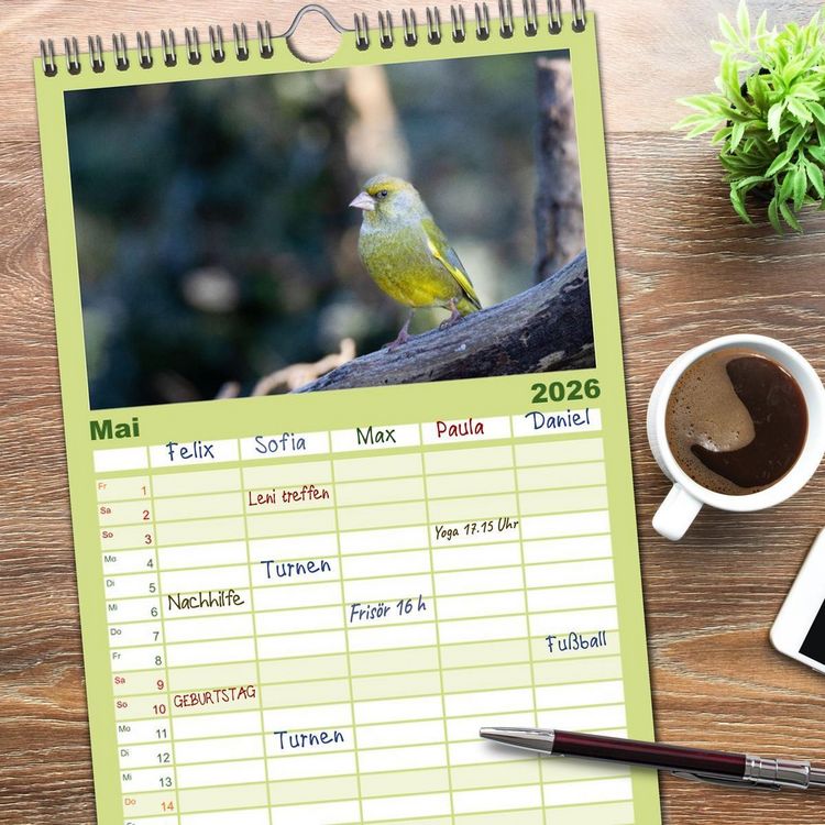 Produktbild: Familienplaner 2026 - Der Kernbei&szlig;er und seine gefiederten Gesellen mit 5 Spalten (Wandkalender, 21 x 45 cm) CALVENDO