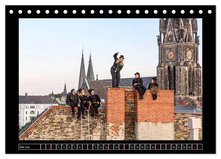 Produktbild: Schornsteinfeger &uuml;ber Berlin - Die Gl&uuml;cksbringer auf den D&auml;chern der Hauptstadt (Tischkalender 2026 DIN A5 quer), CALVENDO Monatskalender