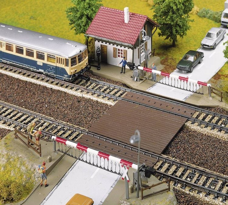 Produktbild: Faller 120174 H0 Bahn&uuml;bergang mit W&auml;rterhaus Bausatz