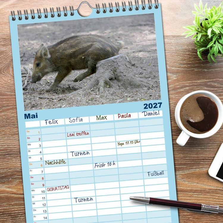 Produktbild: Familienplaner 2027 - Tierische Schweinerei mit 5 Spalten (Wandkalender, 21 x 45 cm) CALVENDO