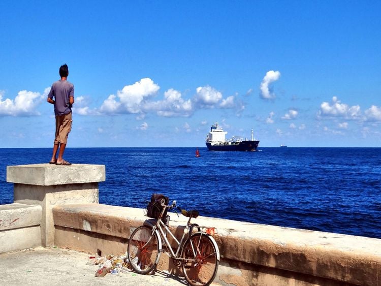 Produktbild: CALVENDO Puzzle Das Frachtschiff MIRABEAU an der Hafeneinfahrt von Havanna | 1000 Teile Lege-Gr&ouml;&szlig;e 64x48cm Foto-Puzzle f&uuml;r gl&uuml;ckliche Stunden