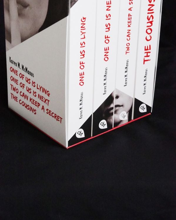 Produktbild: Karen M. McManus: Vier B&auml;nde im Taschenbuch-Schuber: One of us is lying, One of us is next, Two can keep a secret, The Cousins