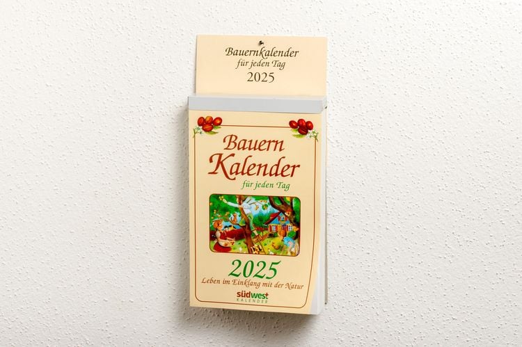 Produktbild: Bauernkalender für jeden Tag 2025 - Leben im Einklang mit der Natur - Tagesabreißkalender zum Aufhängen, mit stabiler Blechbindung 13,0 x 21,1 cm