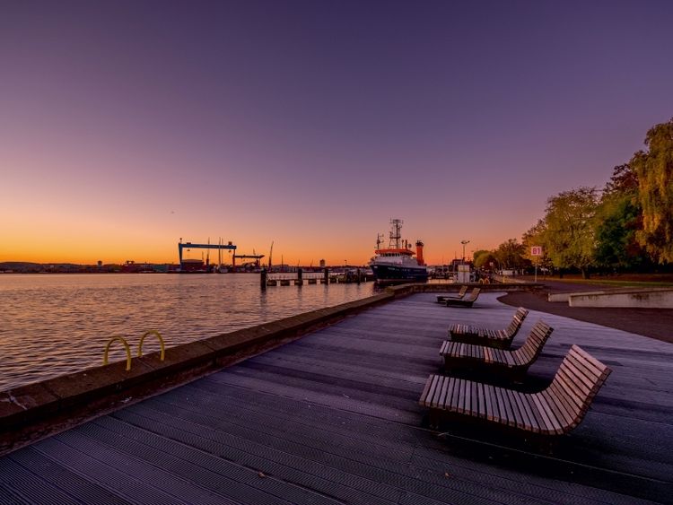 Produktbild: CALVENDO Puzzle Maritime Morgend&auml;mmerung in Kiel | 1000 Teile Lege-Gr&ouml;&szlig;e 64 &times; 48 cm Foto-Puzzle f&uuml;r gl&uuml;ckliche Stunden