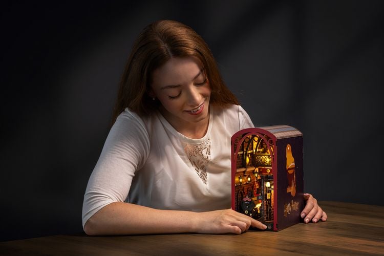 Produktbild: Book Nook DIY B&uuml;cherecke Revell Harry Potter "Hogwarts Express"