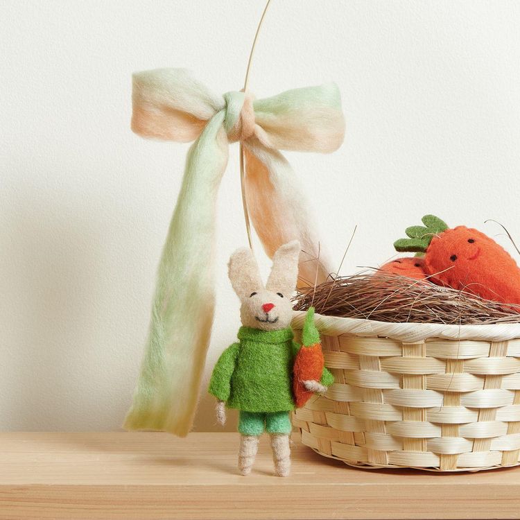 Produktbild: Aufh&auml;nger Filz-Hase mit Pulli und M&ouml;hre, Gr&uuml;n, 14 x 7 x 3cm
