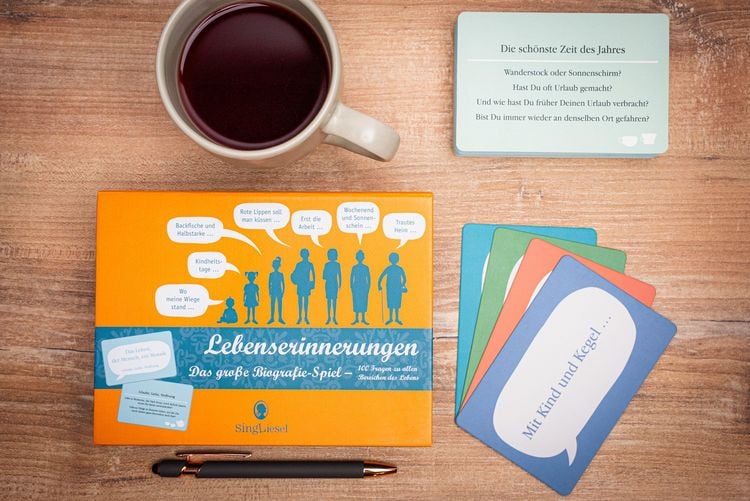 Produktbild: Lebenserinnerungen: Das Erinnerungsspiel. Ein heiter-besinnlich-vergn&uuml;gliche Kartenspiel mit 100 Fragen zu allen Abschnitten des Lebens. Eine liebevolle Geschenkidee. Nicht nur f&uuml;r Senioren.
