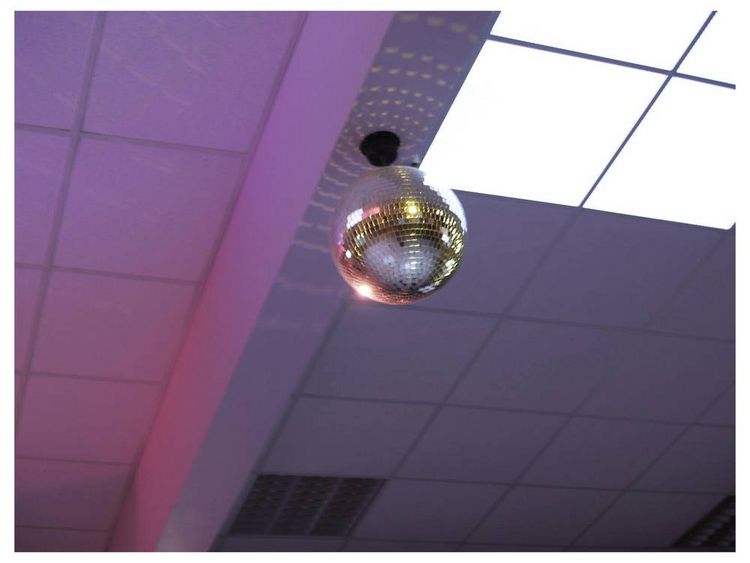 Discokugel-Rotator Mit LED-Beleuchtung & Fernbedienung – 18 LEDs, 4 Farben, Für Kugeln Bis 8 Kg