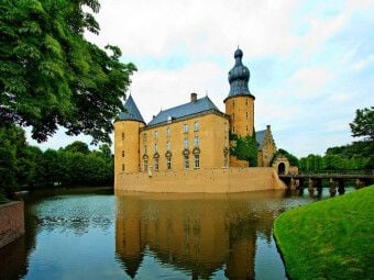 Produktbild: CALVENDO Puzzle Die mehr als 900 Jahre alte Burg Gemen wird von einer m&auml;chtigen Gr&auml;fte umgeben | 1000 Teile Lege-Gr&ouml;&szlig;e 64x48cm Foto-Puzzle f&uuml;r gl&uuml;ckliche Stunden