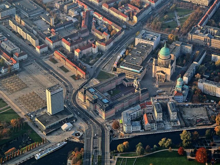 Produktbild: CALVENDO Puzzle Lange Br&uuml;cke mit Stadtschloss Landtag und Nicolaikirche in Potsdam 1000 Teile Puzzle quer | 1000 Teile Lege-Gr&ouml;&szlig;e 64 &times; 48 cm Foto-Puzzle f&uuml;r gl&uuml;ckliche Stunden