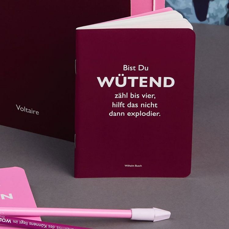 Produktbild: Heft A6 kariert, "Bist Du w&uuml;tend z&auml;hl bis vier, hilft das nicht, dann explodier." (Wilhelm Busch)