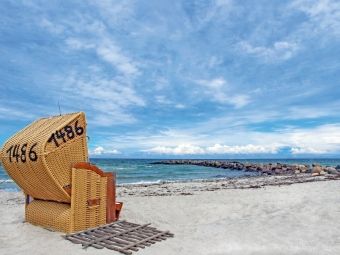 Produktbild: CALVENDO Puzzle Einsamer Strandkorb an der Ostsee | 1000 Teile Lege-Gr&ouml;&szlig;e 64x48cm Foto-Puzzle f&uuml;r gl&uuml;ckliche Stunden
