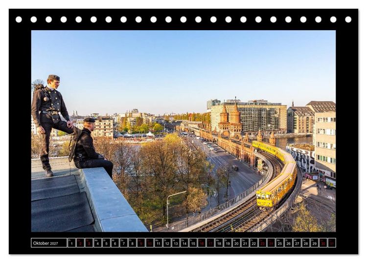 Produktbild: Schornsteinfeger &uuml;ber Berlin - Die Gl&uuml;cksbringer auf den D&auml;chern der Hauptstadt (Tischkalender 2027 DIN A5 quer), CALVENDO Monatskalender