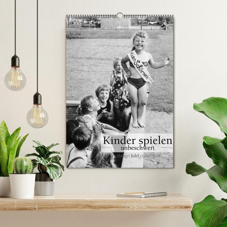Produktbild: Kinder spielen - unbeschwert (Wandkalender 2026 DIN A2 hoch), CALVENDO Monatskalender