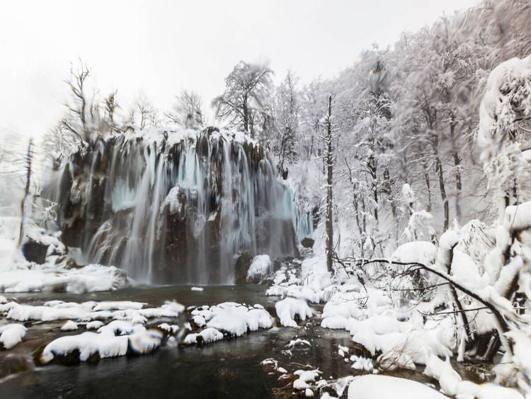 Produktbild: CALVENDO Puzzle Ein Motiv aus dem Kalender Winterimpressionen Nationalpark Plitvice | 1000 Teile Lege-Gr&ouml;&szlig;e 64 &times; 48 cm Foto-Puzzle f&uuml;r gl&uuml;ckliche Stunden