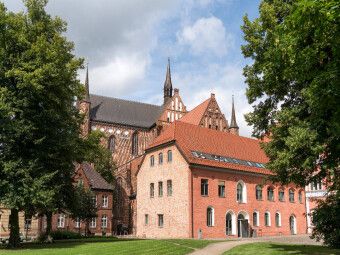 Produktbild: CALVENDO Puzzle Amtsgericht im F&uuml;rstenhof | 1000 Teile Lege-Gr&ouml;&szlig;e 64 &times; 48 cm Foto-Puzzle f&uuml;r gl&uuml;ckliche Stunden