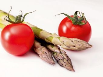 Produktbild: CALVENDO Puzzle Tomate und gr&uuml;ner Spargel | 1000 Teile Lege-Gr&ouml;&szlig;e 64x48cm Foto-Puzzle f&uuml;r gl&uuml;ckliche Stunden