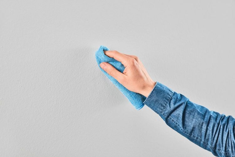 Produktbild: Tesa Klebehaken Tapeten & Putz - selbstklebender Haken - ideal zur Befestigung von Girlanden & Lichterketten - h&auml;lt bis zu