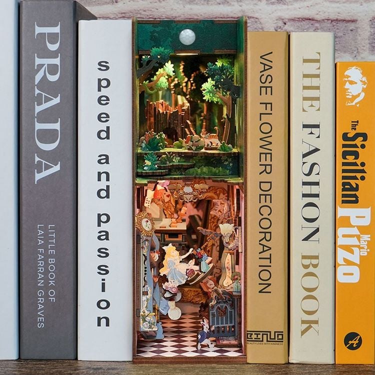 Produktbild: Book Nook DIY B&uuml;cherecke Alice in Wonderland