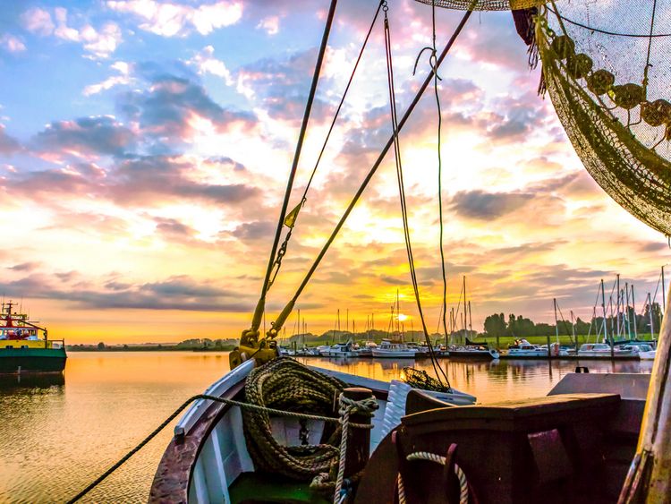 Produktbild: CALVENDO Puzzle Blick durch ein Boot zum Sonnenaufgang | 1000 Teile Lege-Gr&ouml;&szlig;e 64x48cm Foto-Puzzle f&uuml;r gl&uuml;ckliche Stunden