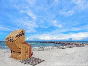 Produktbild: CALVENDO Puzzle Einsamer Strandkorb an der Ostsee | 1000 Teile Lege-Gr&ouml;&szlig;e 64x48cm Foto-Puzzle f&uuml;r gl&uuml;ckliche Stunden